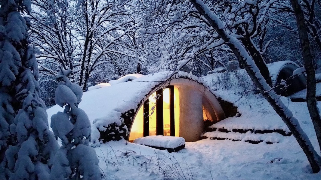 DCIM100MEDIADJI_0133.JPG hobbit house in the winter